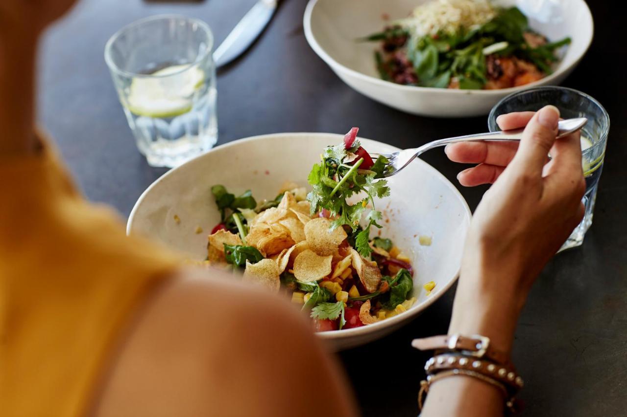 Hyatt Place Jaipur Malviya Nagar Екстер'єр фото A woman eating a salad